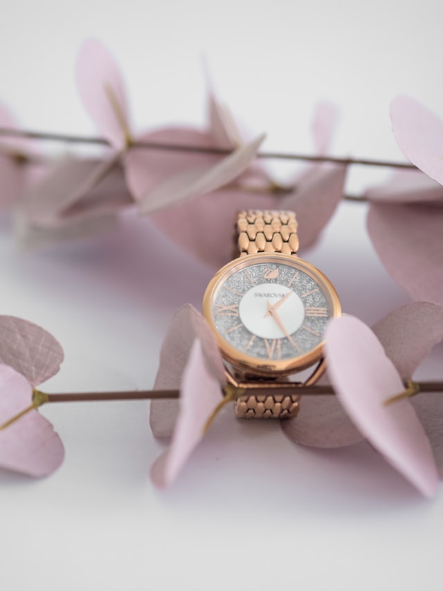 metal framed eye glasses